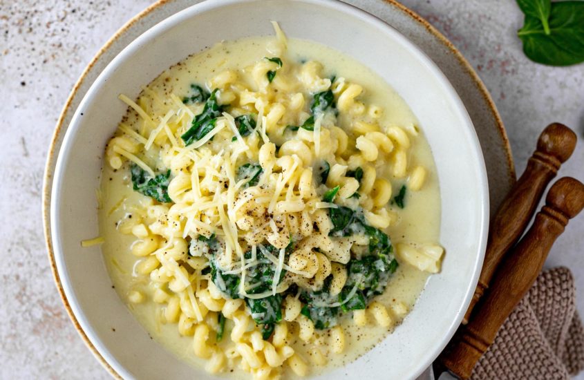 Nudeln mit cremiger Käsesauce und Spinat
