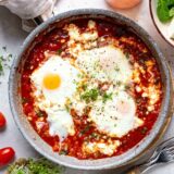 Shakshuka mit Spinat und Feta Käse