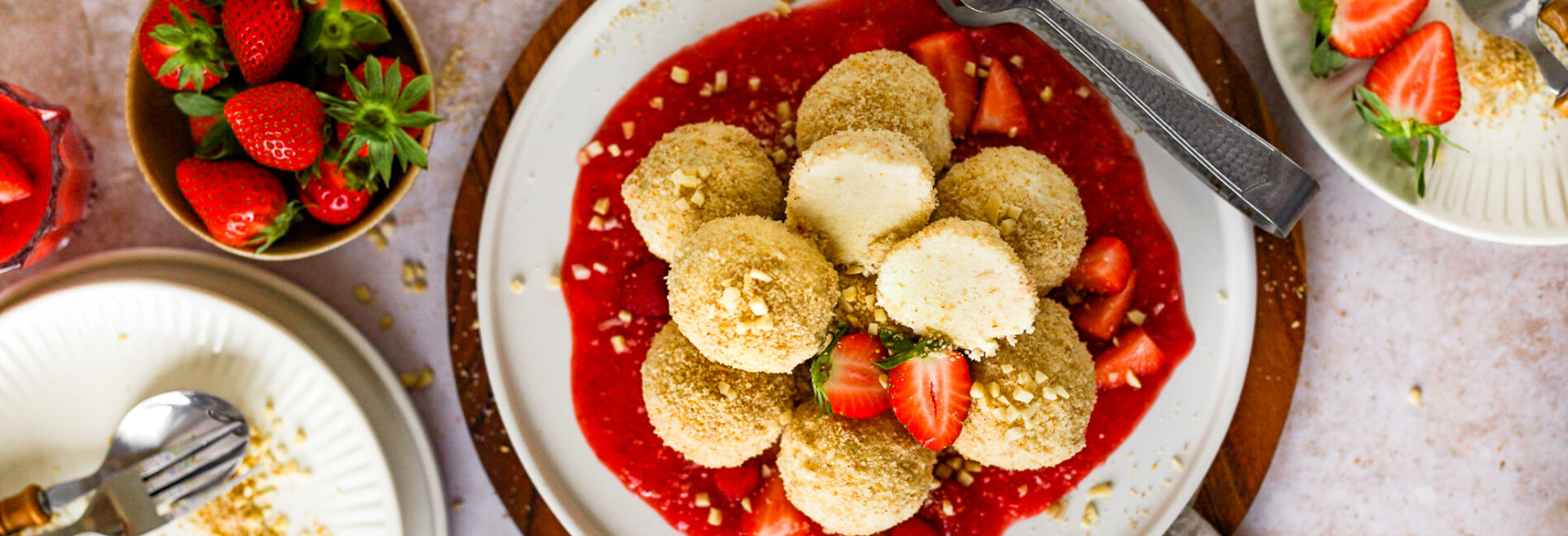Ricotta-Knödel auf Beerenröster