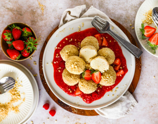 Ricotta-Knödel auf Beerenröster