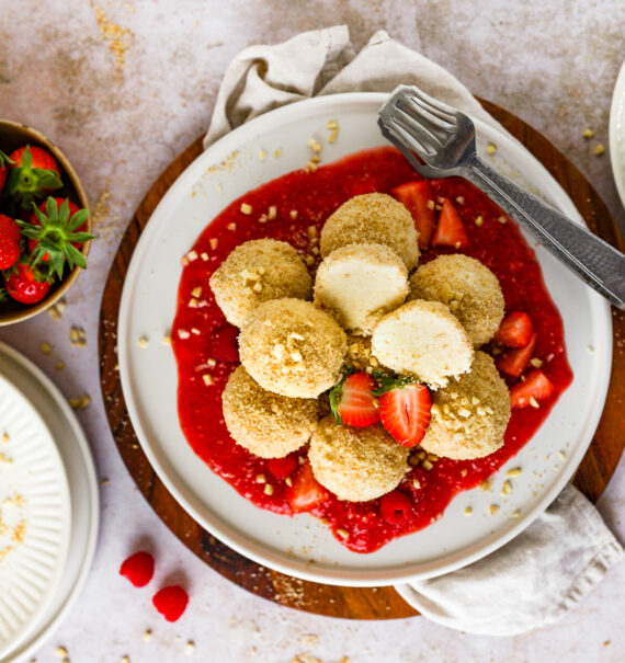Ricotta-Knödel auf Beerenröster