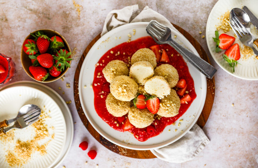 Ricotta-Knödel auf Beerenröster
