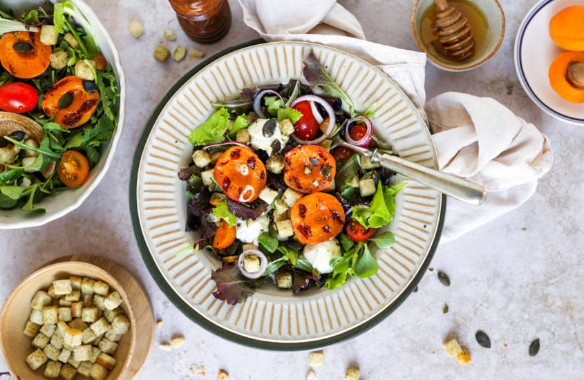 Sommersalat mit gegrillten Marillen