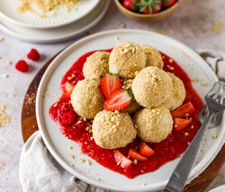 Ricotta-Knödel auf Beerenröster
