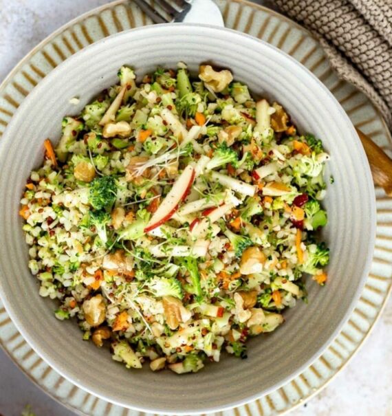 Brokkoli-Salat mit Bulgur und Walnüssen