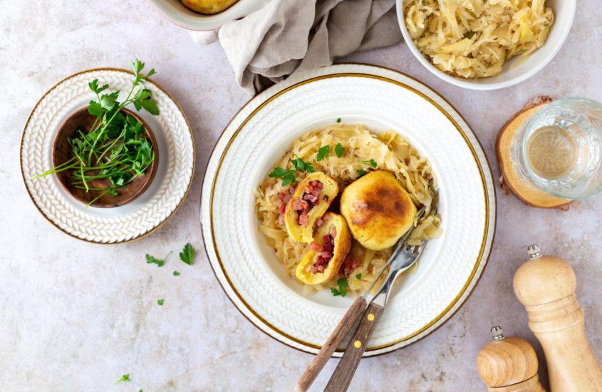 Gebackene Speckknödel mit Krautsalat