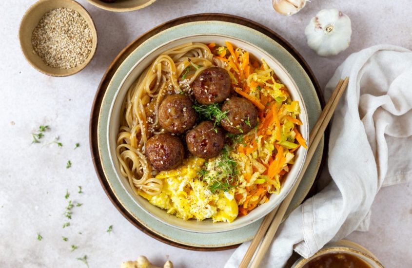 Asia-Bowl mit Bio-Meatballs