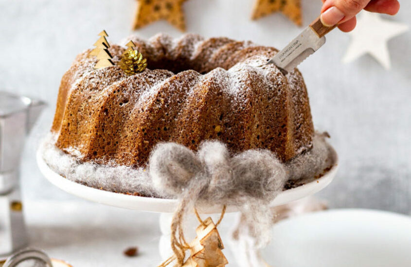 Winterlicher Lebkuchen-Guglhupf mit Orange