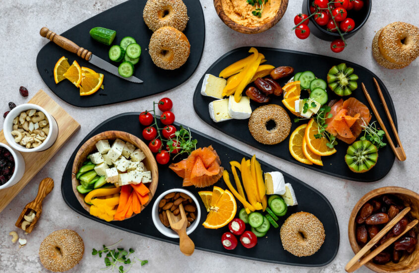 Brunch-Board mit Dinkel-Sesam-Bagels