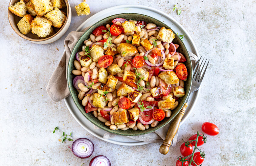 Brotsalat mit Grillkäse und Tomaten