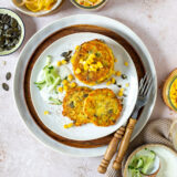 Maispuffer mit Joghurt-Kräuter-Dip