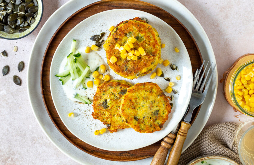 Maispuffer mit Joghurt-Kräuter-Dip