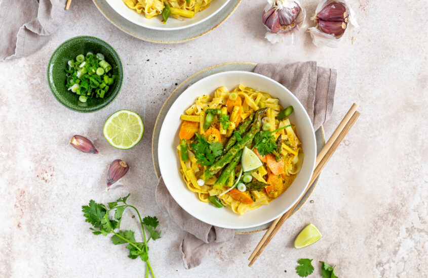 Spargelcurry mit Reisnudeln