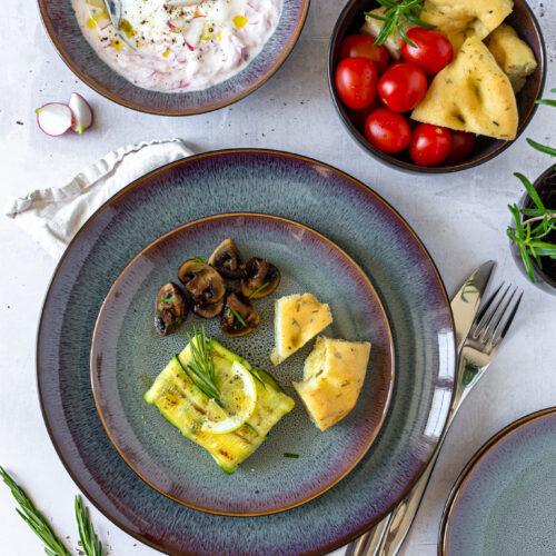 Zucchini-Feta-Päckchen mit Radieschen-Tsatsiki