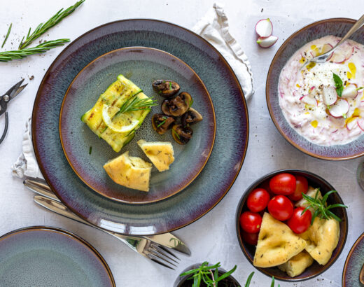 Zucchini-Feta-Päckchen mit Radieschen-Tsatsiki