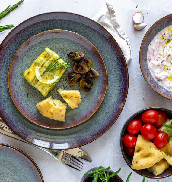 Zucchini-Feta-Päckchen mit Radieschen-Tsatsiki