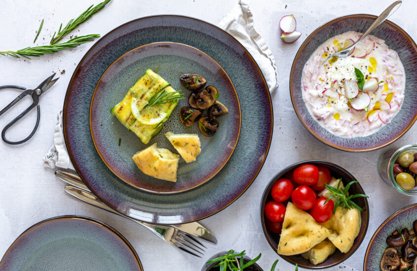 Zucchini-Feta-Päckchen mit Radieschen-Tsatsiki