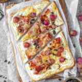 Flammkuchen mit Speck, Weintrauben und Premium Bergtilsiter