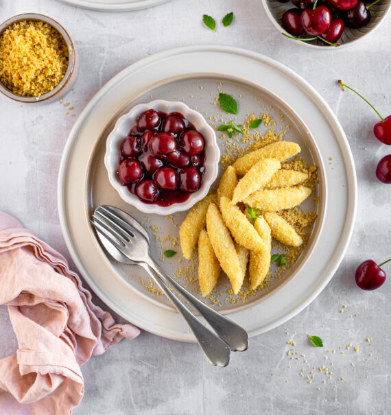 Bröselnudeln mit Kirschkompott