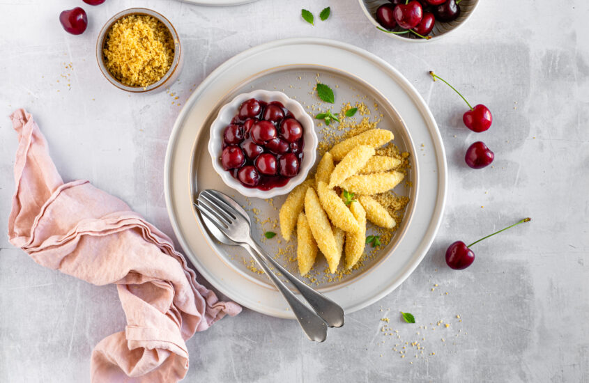 Bröselnudeln mit Kirschkompott