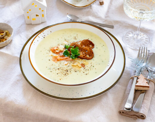 Mandelsuppe mit Räucherlachs