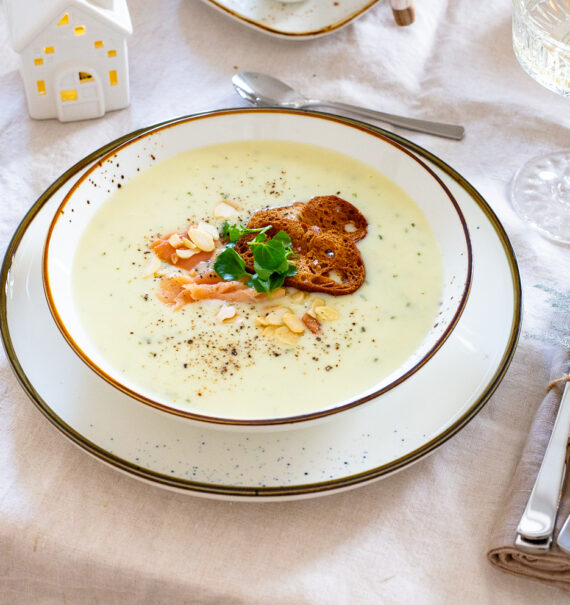 Mandelsuppe mit Räucherlachs