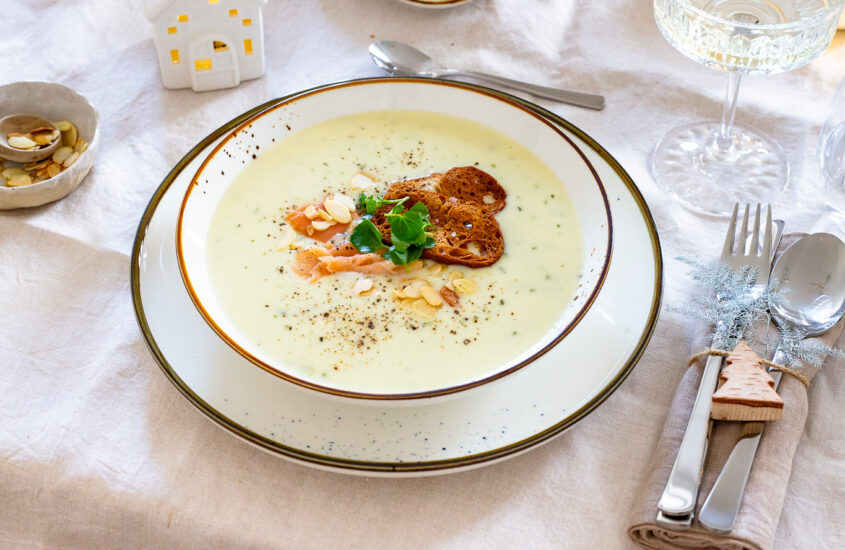 Mandelsuppe mit Räucherlachs