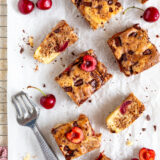 Marmorkuchen mit Kirschen