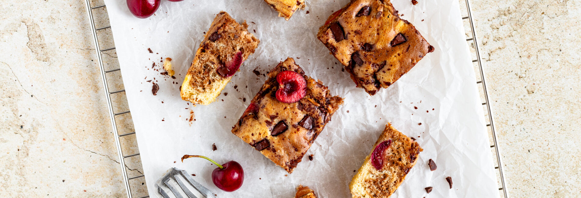 Marmorkuchen mit Kirschen