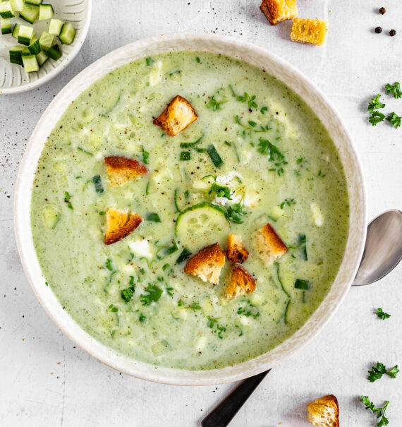 Kalte Gurken-Buttermilch-Suppe