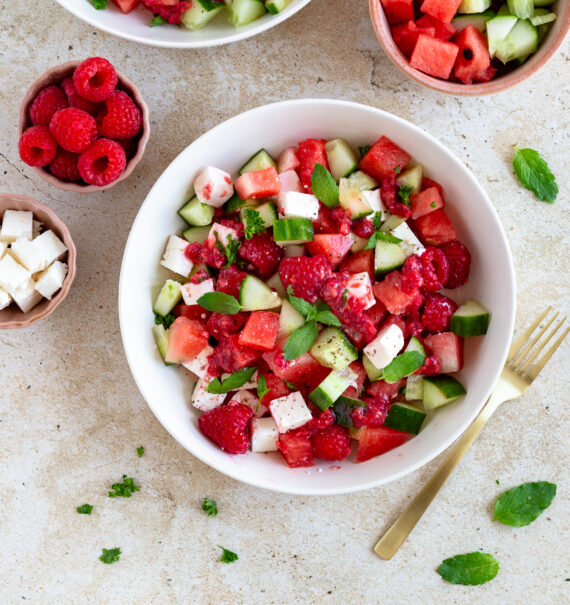 Melonen-Gurkensalat mit Himbeerdressing