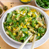 Nudelsalat mit Pesto und Mozzarella