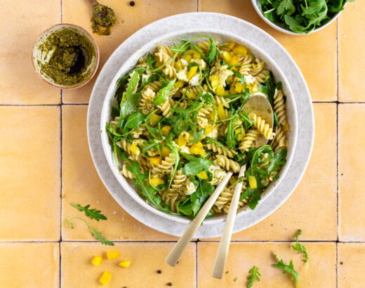 Nudelsalat mit Pesto und Mozzarella
