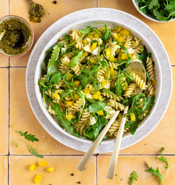 Nudelsalat mit Pesto und Mozzarella