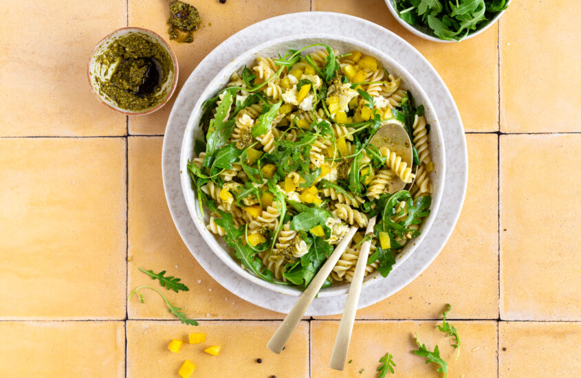 Nudelsalat mit Pesto und Mozzarella