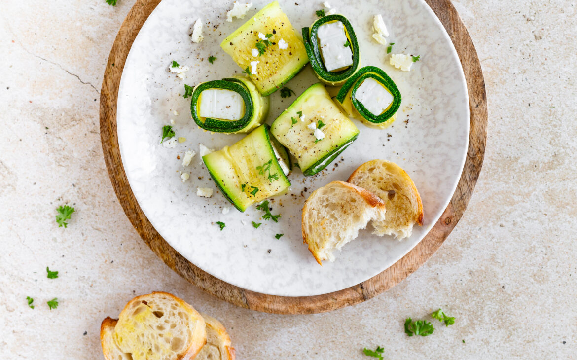 Zucchini Feta-Käse Röllchen - cookiteasy by Simone Kemptner