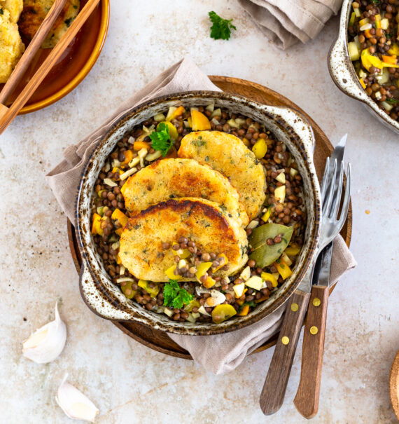 Serviettenknödel auf Linsenragout