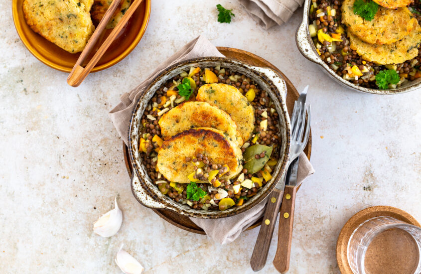 Serviettenknödel auf Linsenragout