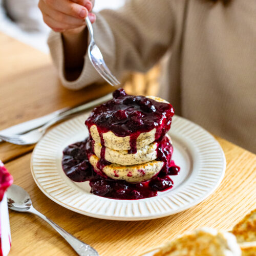 Germknödel-Pancakes mit Heidelbeersoße