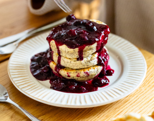 Germknödel-Pancakes mit Heidelbeersoße