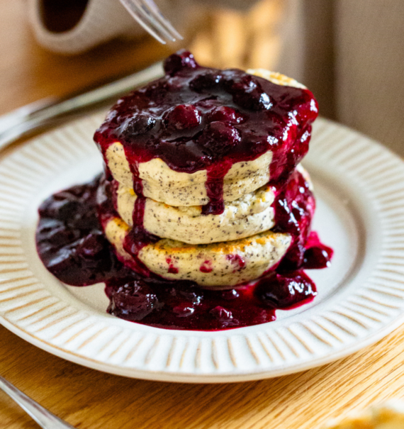 Germknödel-Pancakes mit Heidelbeersoße