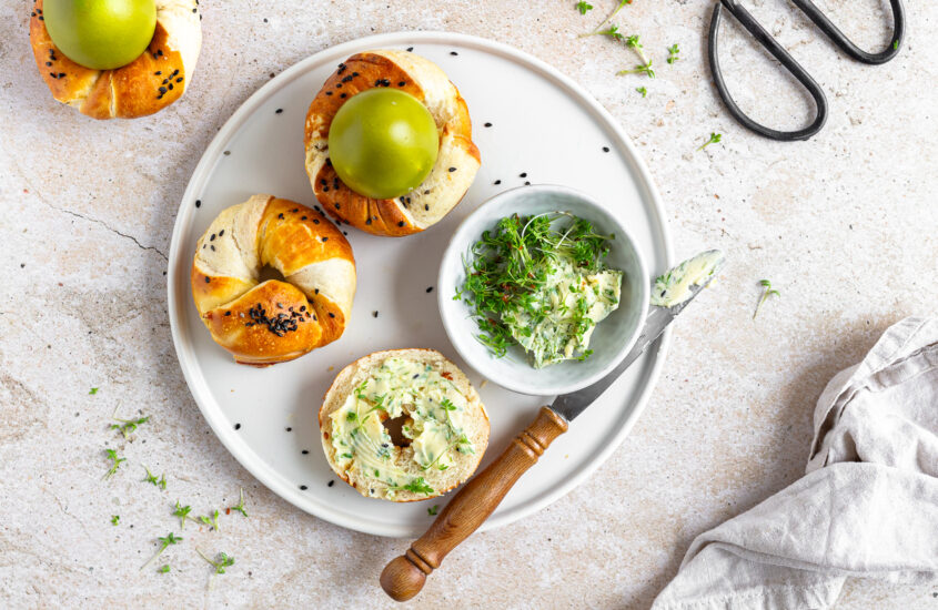 Kressebutter auf Laugendonuts