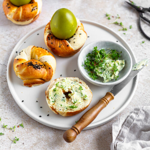 Kressebutter auf Laugendonuts