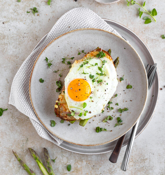 Croque Madame mit Spargel
