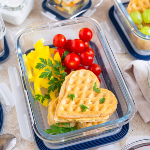 Pikante Waffelbox mit Hummus & Gemüse