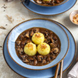 Mini-Kartoffelknödel auf Champignonragout