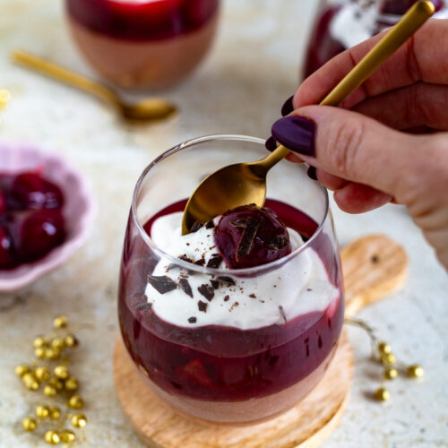 Schwarzwälder-Kirsch-Dessert im Glas