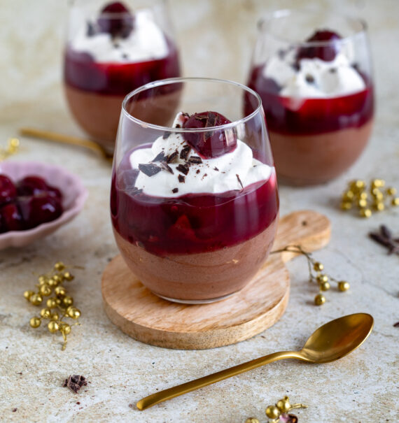 Schwarzwälder-Kirsch-Dessert im Glas