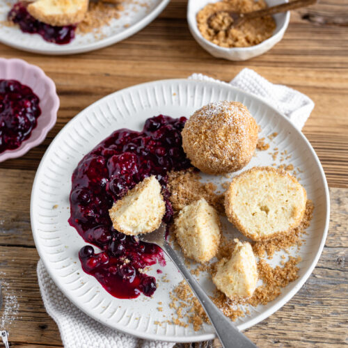 Topfenknödel mit Beerenröster