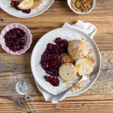 Topfenknödel mit Beerenröster